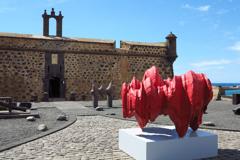 Castillo de San José von 1779 mit dem Museo Internacional de Arte Contemporáneo, MIAC. Skulptur Discussion von Tony Cragg (tony-cragg.com)