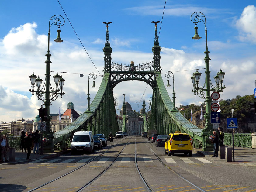 Szabadság hid, Brücke über die Donau, im Hintergrund links das Hotel Gellért mit dem Thermalbad