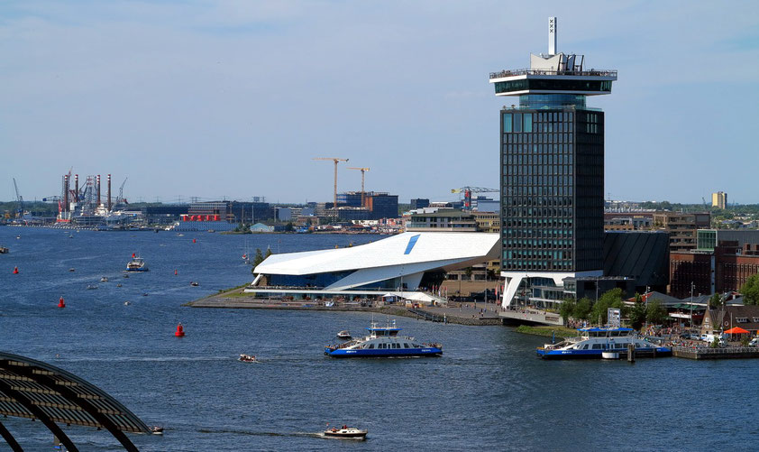 Amsterdam. Blick von der SkyLounge auf das EYE Filmmuseum am Fluss Ij; rechts der Shell-Tower mit dem A'DAM Lookout