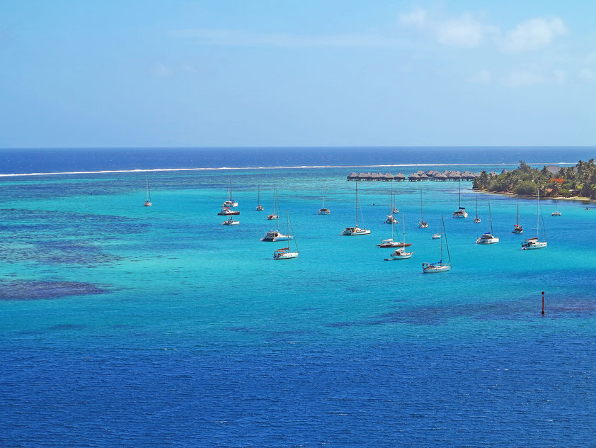 Lagune von Moorea. Im Hintergrund rechts Hilton Moorea Lagoon Resort & Spa