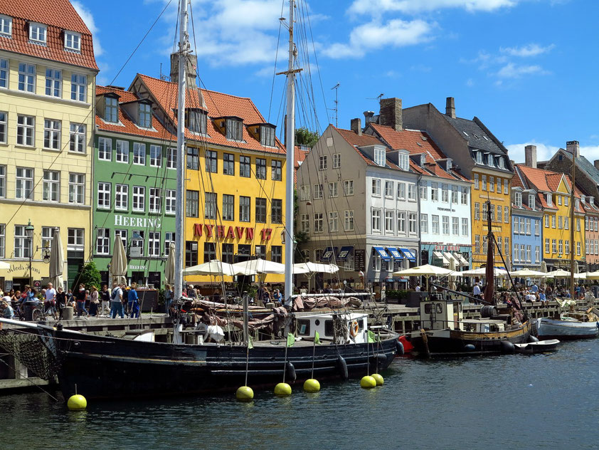 Der Nyhavn ist ein zentraler Hafen in Kopenhagen und eine der wichtigsten Sehenswürdigkeiten der Stadt.