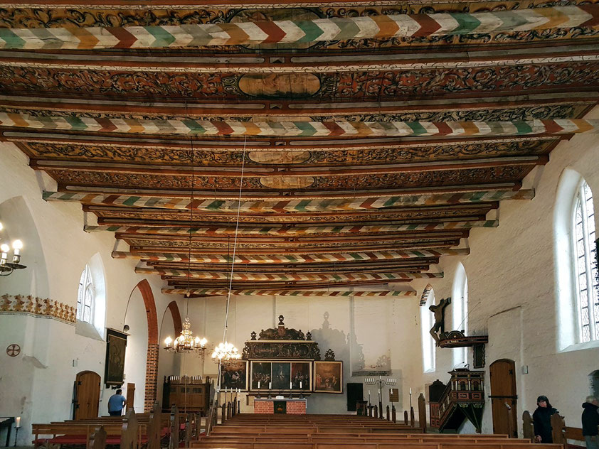 Wismar, Heiligengeistkirche. Die Bretterdecke zeigt in 26 Medaillon-Bildern eine Darstellung der biblischen Geschichte.