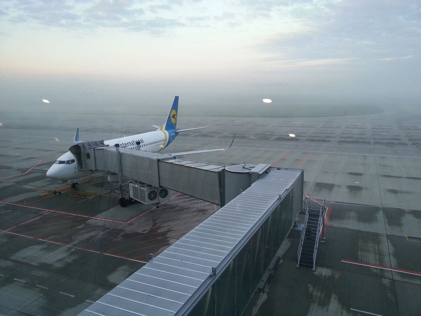 Um 6 Uhr am frühen Morgen in der Abflughalle des Flughafens Danylo Halytsky in Lviv. Die Maschine nach Kiew-Boryspil steht zum Boarding bereit.