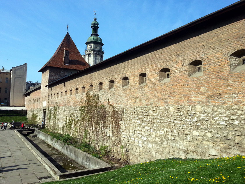 Alte Stadtmauer in der östlichen Altstadt und Turm der Bernhardinerkirche
