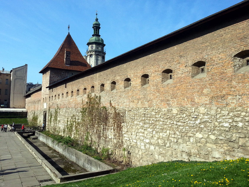 Alte Stadtmauer in der östlichen Altstadt und Turm der Bernhardinerkirche