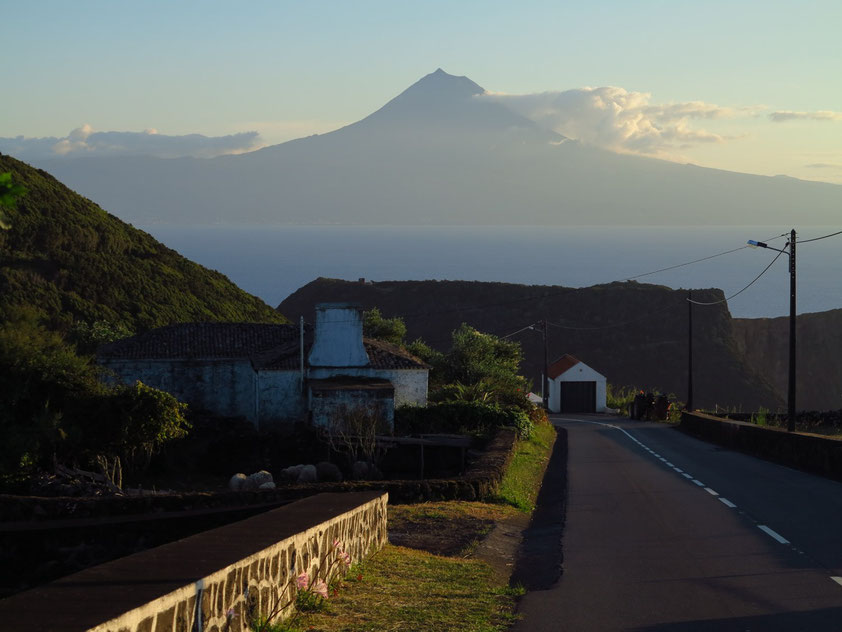 Rückkehr nach Velas am Abend, mit Blick auf den Vulkan Ponta do Pico (2351 m)