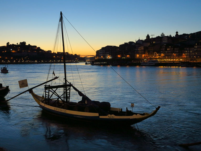 Portweinschiff (barco rabelo) auf dem Douro vor Porto