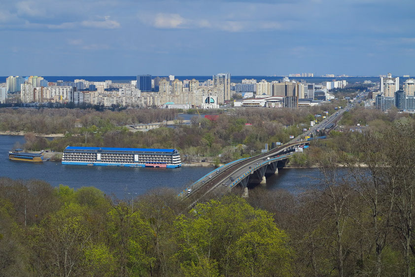 Blick nach Osten auf den Dnepr mit der Metro-Brücke. Die Metro existiert in Kiew seit 1960. (siehe Wikipedia: Metro Kiew)