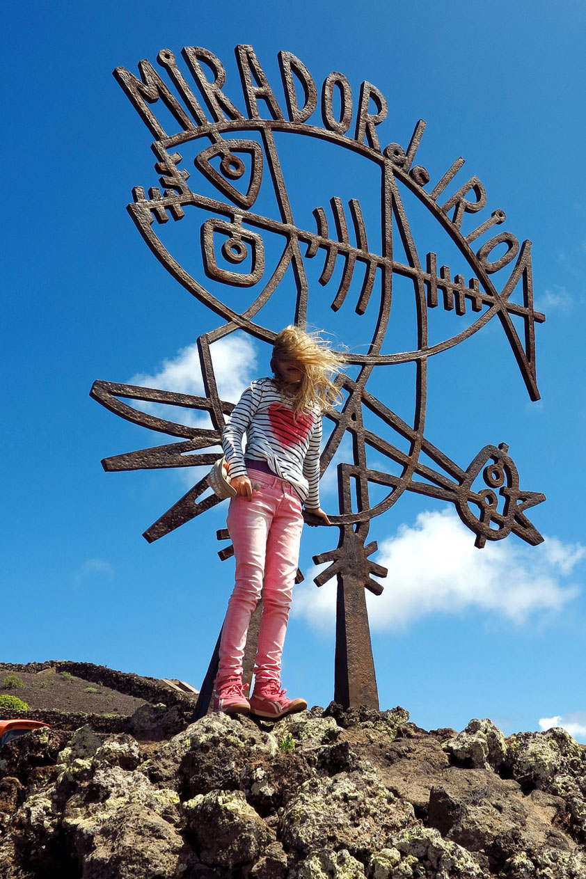 Hoch über der Meerenge El Río in windiger Höhe zwischen Lanzarote und der Insel Graciosa wurde 1973 nach den Plänen von César Manrique ein Aussichtspunkt gebaut.