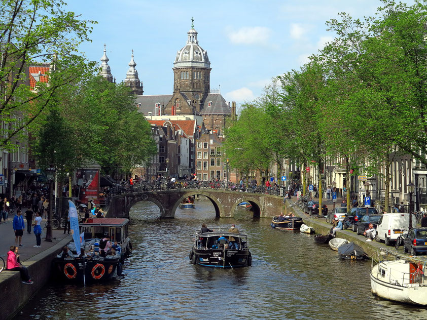 Oudezijds Voorburgwal mit Blick auf die Sint-Nikolaaskerk