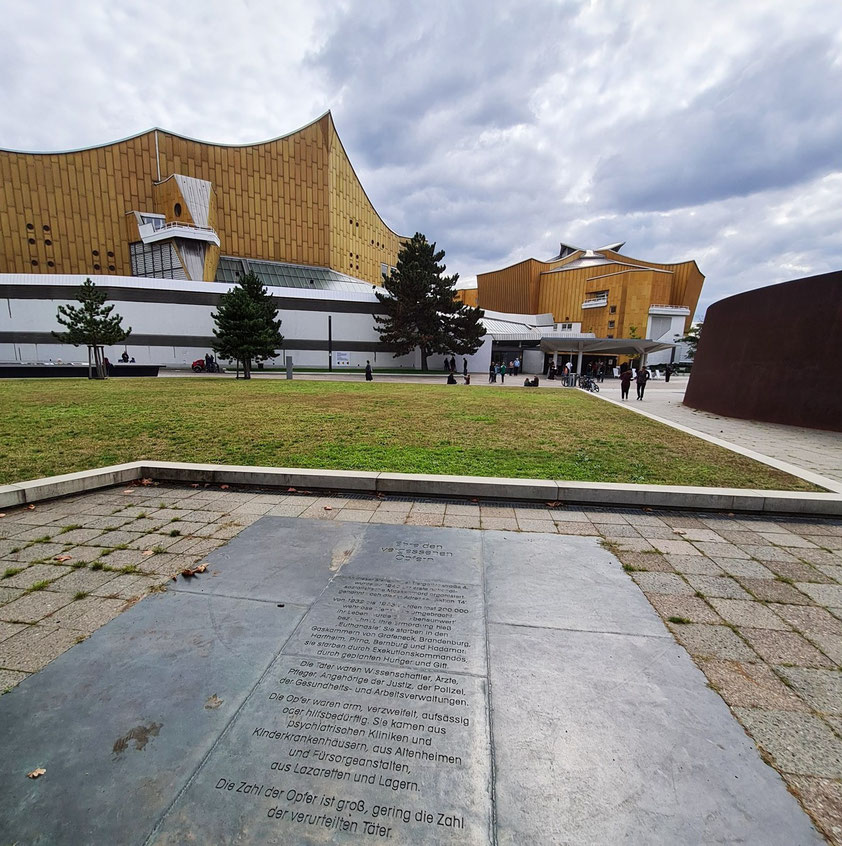 Berliner Philharmonie (links) und Kammermusiksaal (rechts), Architekt: Hans Scharoun, 1960-1963, davor Gedenkplatte zur Erinnerung an die Opfer der Euthanasie-Morde