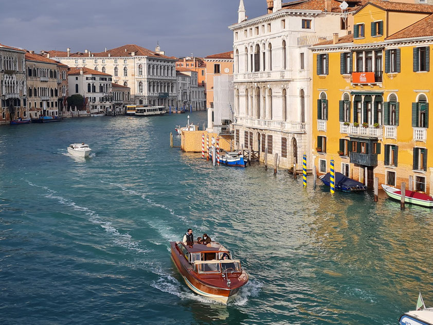 Blick von dem Ponte dell Accademía auf den Canal Grande und den Palazzo Giustinian Lolin (rechts), im Hintergrund der Palast Ca' Rezzonico