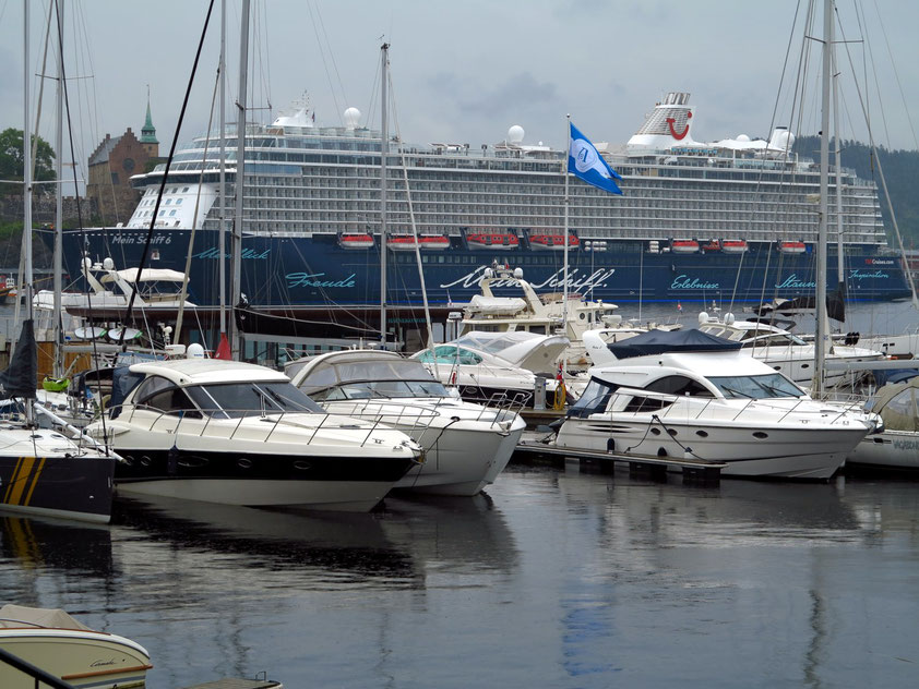 Kreuzfahrtschiff MEIN SCHIFF 6 im Hafen von Oslo vor der Festung Akershus