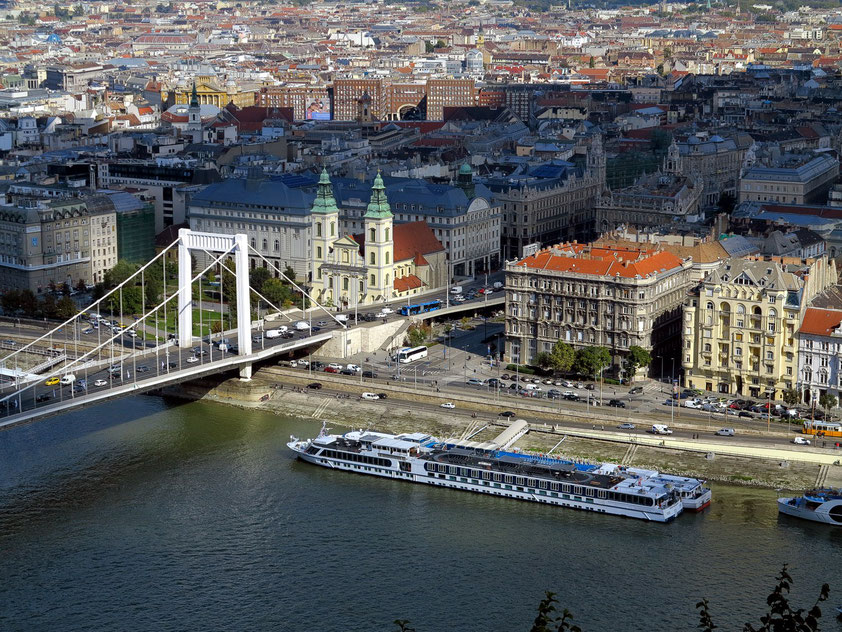 Blick vom Gellértberg auf den Stadtteil Pest mit der Elisabeth-Brücke