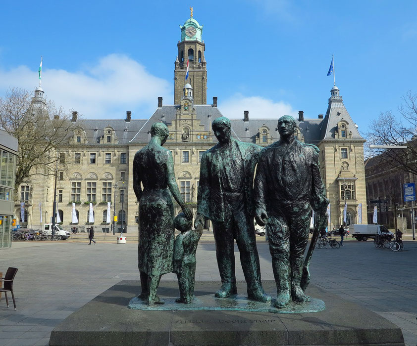 Rathaus (Stadhuis) von 1914-1920. Das Gebäude ist eines der wenigen im Zentrum der Stadt, die den Luftangriff am 14. Mai 1940 überstanden haben. Davor das Kriegsdenkmal des Bildhauers Mari Andriessen von 1957