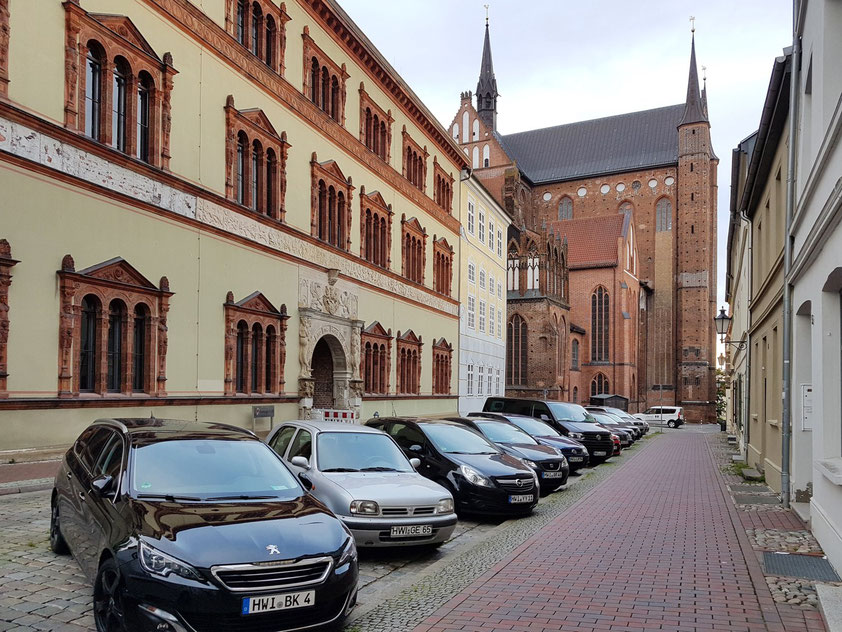 Wismar. Amtsgericht (links) und Kirche St. Georgen