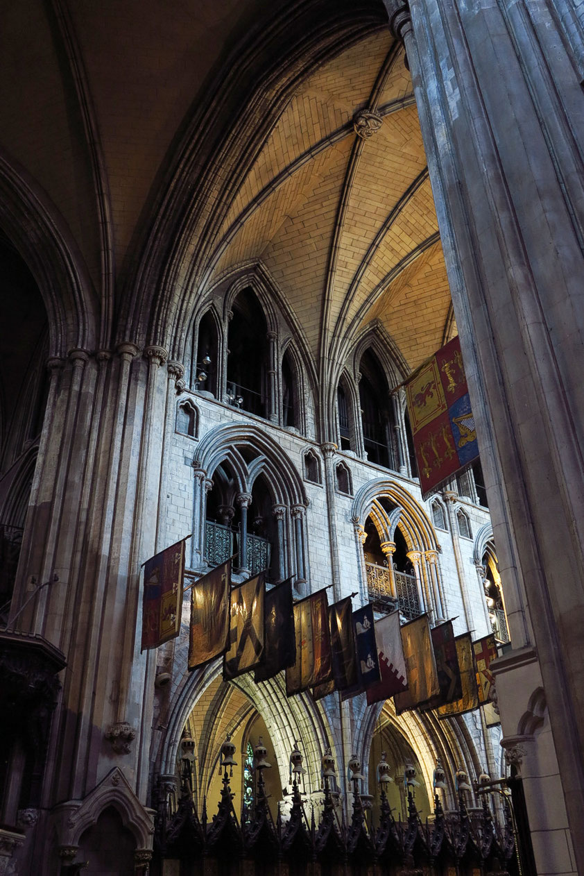 St.-Patrick-Kathedrale, Blick ins östliche Hauptschiff mit heraldischen Flaggen