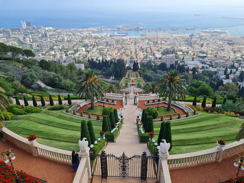 Haifa. Wahrzeichen der Stadt sind die perfekt angelegten Hängenden Gärten der Bahai sowie in ihrem Zentrum der Schrein von Bab mit der goldenen Kuppel.