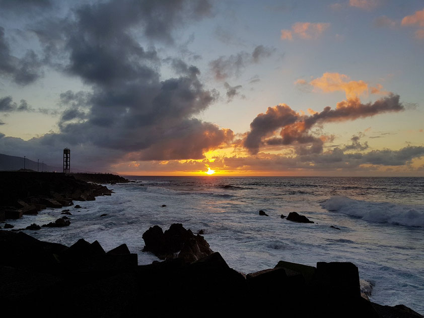 Sonnenuntergang. Blick von der Mole des Fischerhafens Puerto de la Cruz nach W