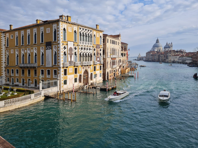 Blick von dem Ponte dell Accademía auf den Canal Grande, links Palazzo Cavalli-Franchetti (Kunstmuseum), im Hintergrund die Kuppelkirche Santa Maria della Salute 