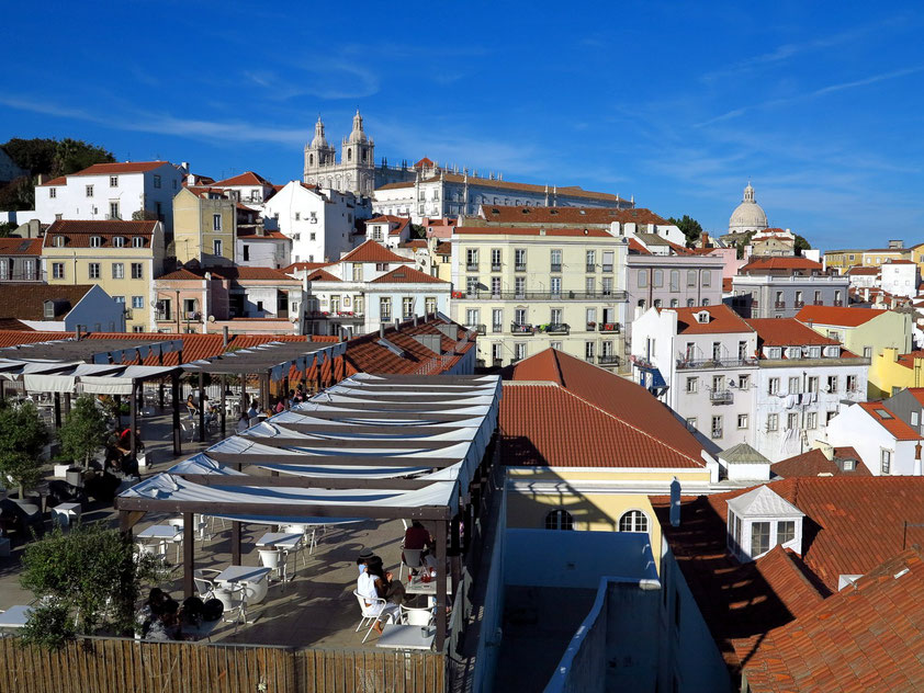 Stadtteil Alfama, Blick vom Miradouro de Santa Luzia nach Osten, Kirche São Vicente de Fora (links) und Panteão Nacional (rechts)