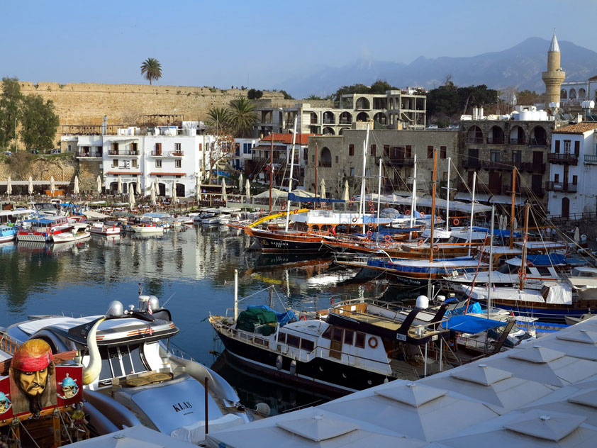 Kyrenia, Hafen und Festung. Blick von der Terrasse des White Pearl Hotels 