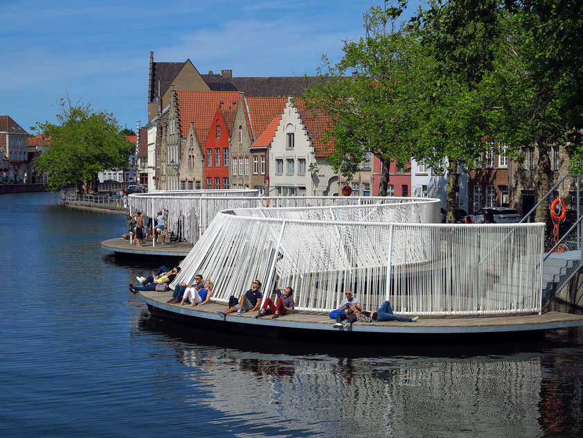 Installation "The Floating Island" (OBBA) an der Snaggaardstraat-Brücke