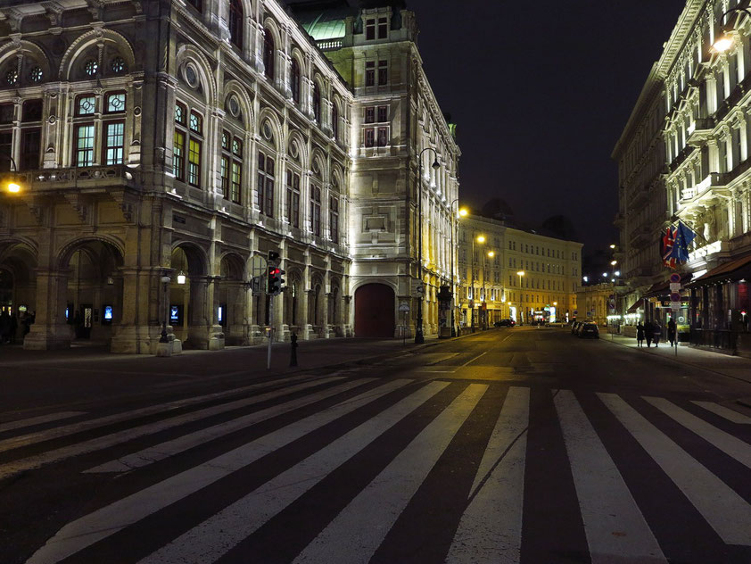 Blick von der Kärntner Straße in die Philharmoniker Straße, mit der Staatsoper (links) und dem Hotel Sacher (rechts)