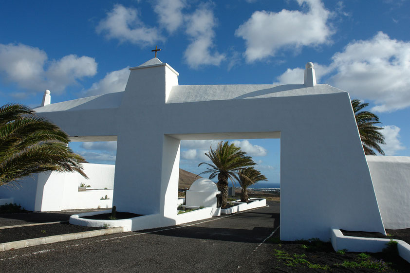 Einfahrtstor zur Costa Teguise (Entwurf: César Marique)