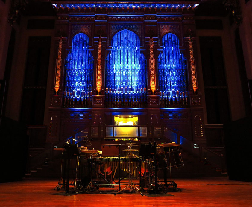 Bühne mit der Klais-Orgel und Percussionsinstrumenten.  Aufführung des Stummfilmklassikers "Der General" von und mit Buster Keaton, 3.3.2016