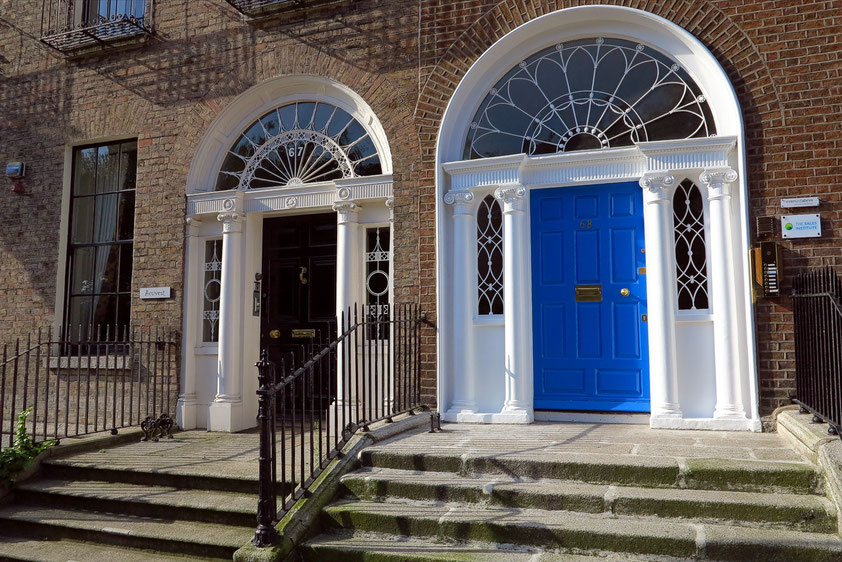 Um den 1762 angelegten Merrion Square stehen die georgianischen Wohnhäuser mit den berühmten Dublin Doors.