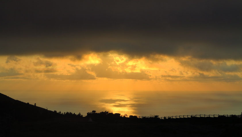 Sonnenaufgang über Flores (Anreise von Aldeia da Cuada nach Santa Cruz das Flores)