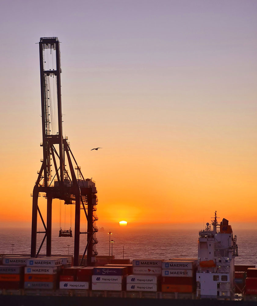 Im Containerhafen von San Antonio bei Sonnenuntergang