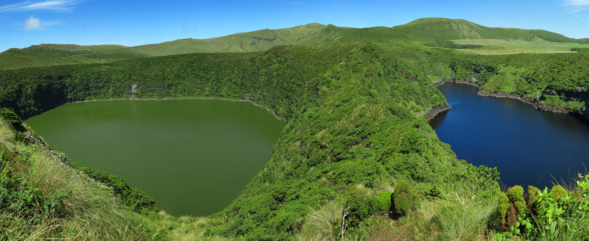 Flores, Hochebene (Reserva Florestal Natural do Morro Alto e Pico da Se), mit dem Lagoa Negra (links) und dem Lagoa Comprida (rechts)