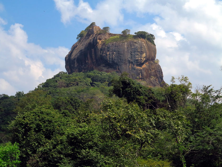 Sigiriya, ein Monolith mit den Ruinen einer historischen Felsenfestung (5. Jahrhundert n. Chr.), Blick von der Sigiriya Road