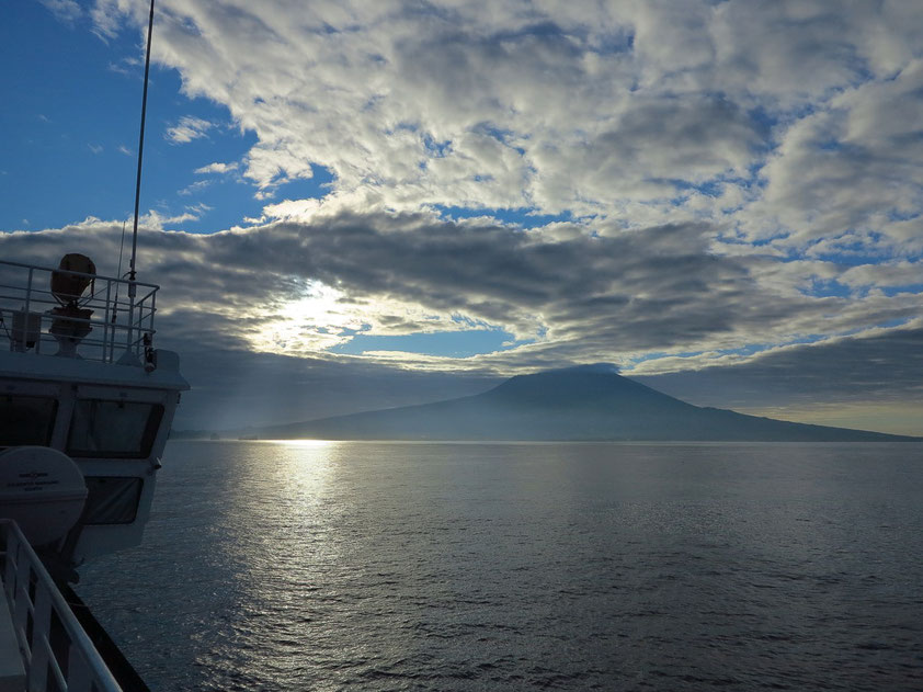 Überfahrt mit der Fähre von Horta/Faial nach Velas/São Jorge, Blick auf den Ponta do Pico (2351 m) auf der Insel Pico