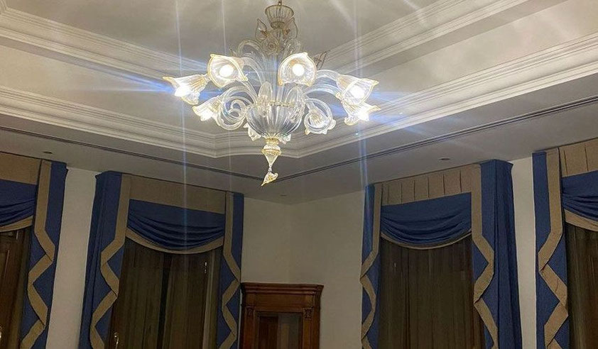 Foto inviata dal cliente del lampadario Miss Albinoni 8 luci in vetro di Murano lavorato a mano cristallo e oro montato in ambiente elegante e illuminato
