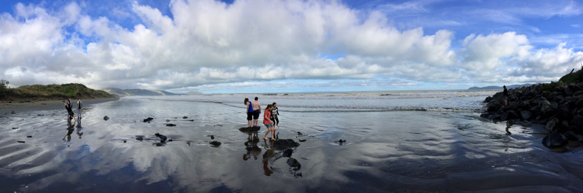 Ein paar Kinder der 5. Klasse am Paraparaumu Beach