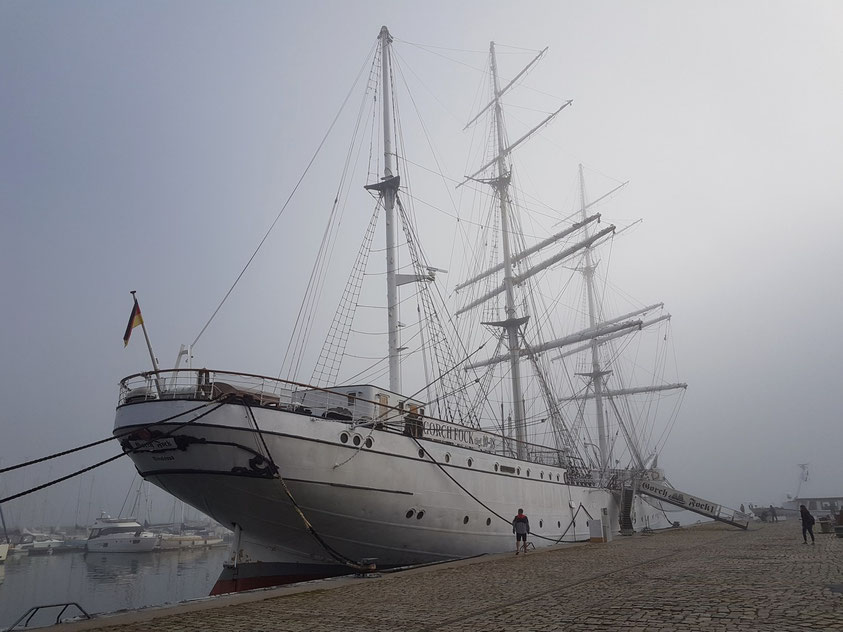 Die "Gorch Fock I" im Morgennebel