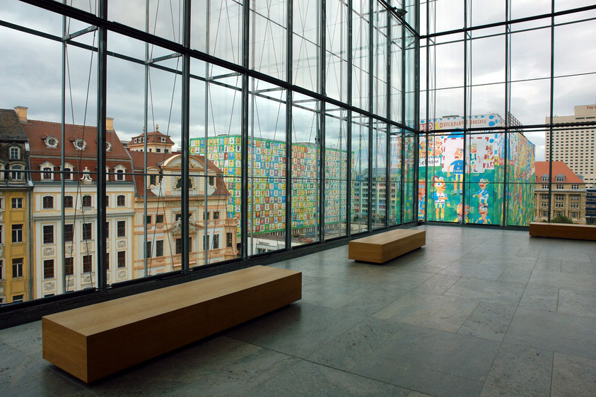 Raumerlebnis. Museum der Bildenden Künste (MdbK), Blick auf Katharinenstraße 23 (Romanushaus) und Brühl mit bemalten Häusern (2007 abgerissen) (3.9.2006)