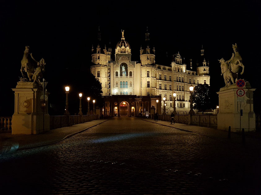 Schweriner Schloss bei Nacht