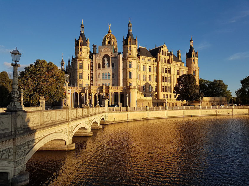 Schwerin. Schloss Schwerin in der Abendsonne, (nur für 10 Minuten am Samstag, dem 26.9.2020, gegen 18 Uhr)