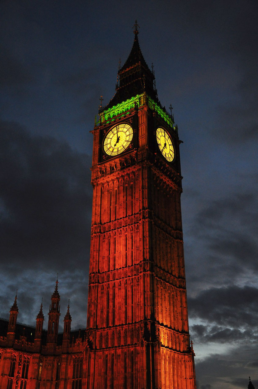 Der im Jahr 2012 "Elizabeth Tower" getaufte Uhrturm wird häufig ebenfalls Big Ben genannt