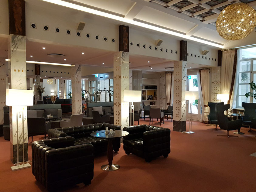 In der Lobby des Hotels Steigenberger