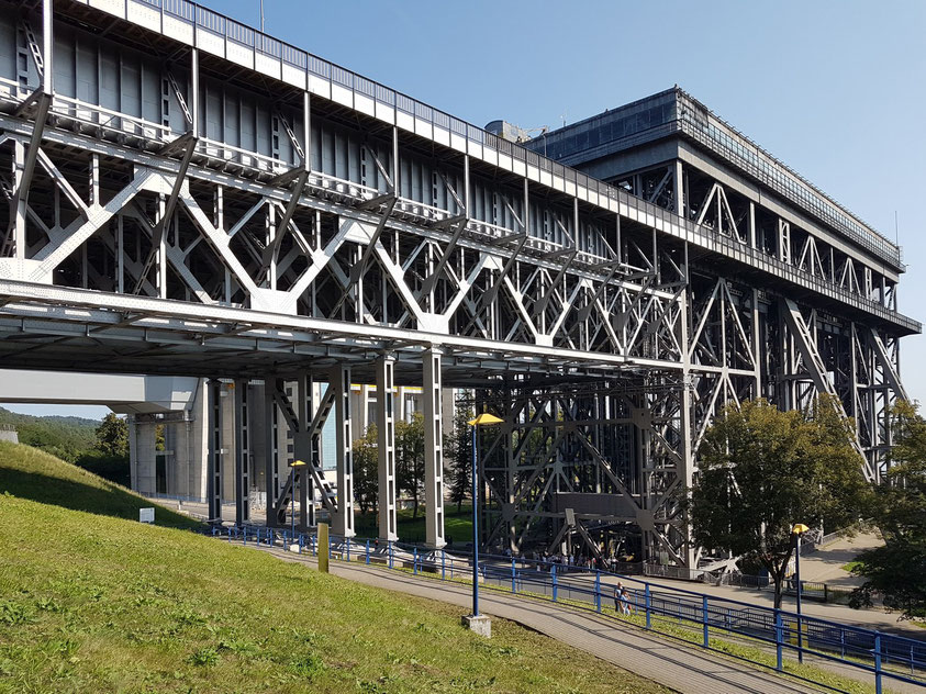 Altes Schiffshebewerk Niederfinow, 1927 - 1934 erbaut. Blick auf die Stahlkonstruktion der Zufahrtsbrücke (links) und das Hebewerk (rechts)