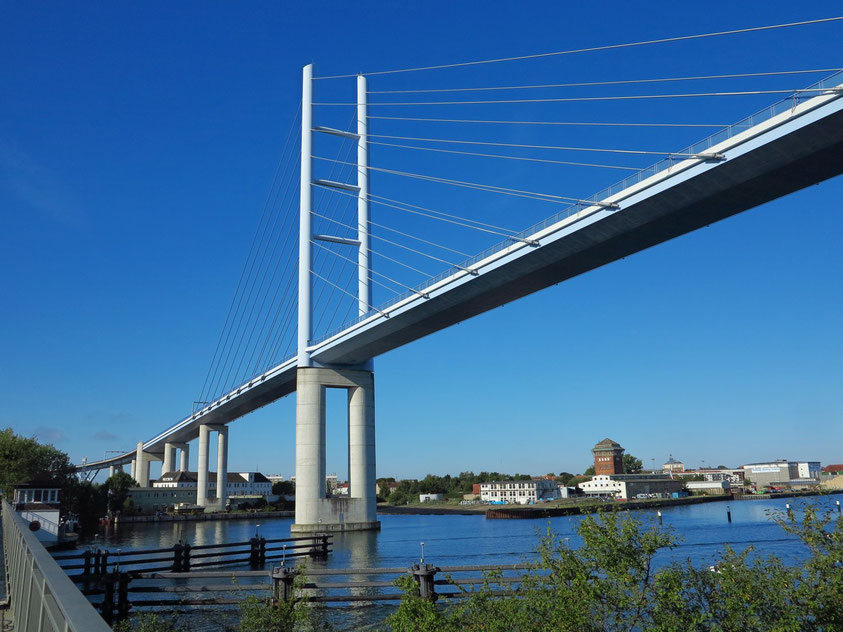 Rügenbrücke (B 96), im Jahr 2007 fertiggestellte dreistreifige Hochbrücke ausschließlich für den Kraftfahrzeugverkehr zwischen Stralsund und Altefähr auf Rügen