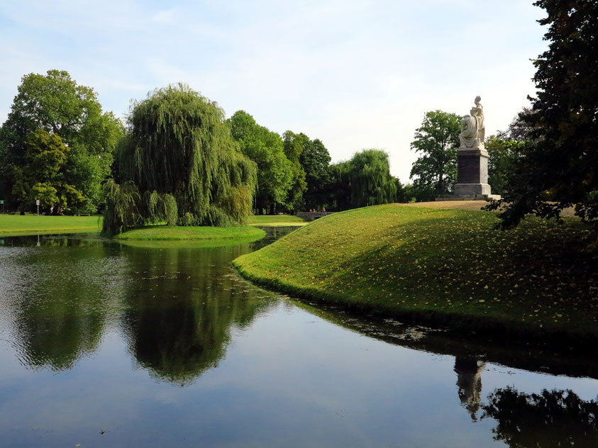 Schlosspark von Neuhardenberg mit dem Denkmal für König Friedrich II. (den Großen)