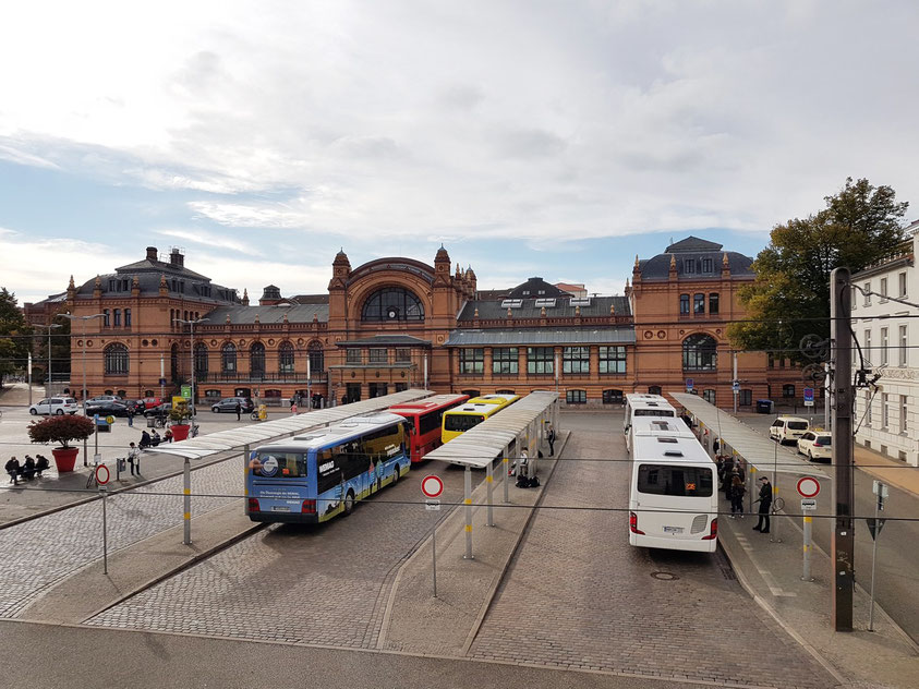 Blick aus meinem Zimmer im Gästehaus "Zum weißen Haus" auf den Grunthalplatz mit Busbahnhof und Hauptbahnhof