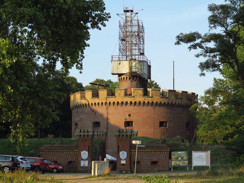 Fort Anioła (Engelsburg), 1858 erbaute preußische Festung mit Ausstellungsbereichen und Veranstaltungen. Radaranlage aus dem 2. Weltkrieg