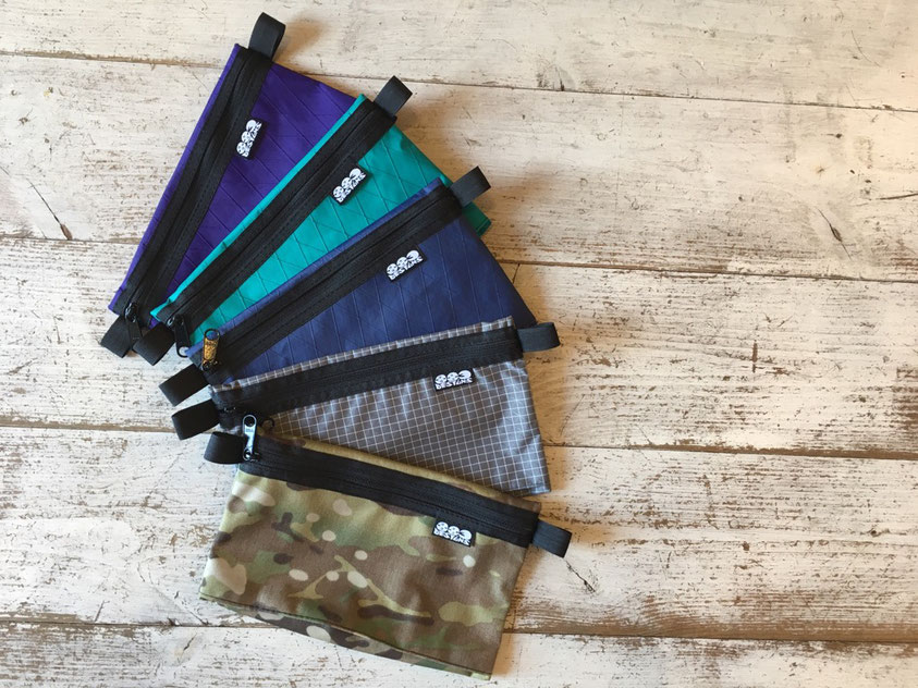 883 designs(ハヤミデザイン) Flat Pouch 各¥2,500(+TAX)